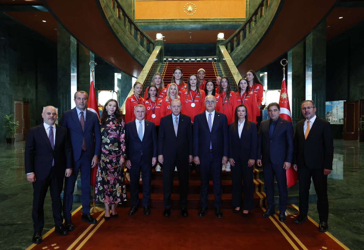 Cumhurbaşkanımız <a href="/RTErdogan/">Recep Tayyip Erdoğan</a>, 2025 FIVB Dünya Şampiyonası’nda gümüş madalya kazanan A Millî Kadın Voleybol Takımı oyuncu, teknik ekip ve yöneticilerinden oluşan heyeti Cumhurbaşkanlığı Külliyesinde kabul etti.