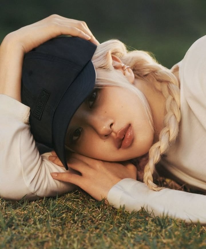 idolroyalty's tweet image. 8 days ago, the #VMA Awards revealed that #ROSÉ of #BLACKPINK featuring #BrunoMars would win 'Song of the Year', with the song 'APT', a historic milestone that makes #ROSÉ the first Asian Oceanic woman to make history.