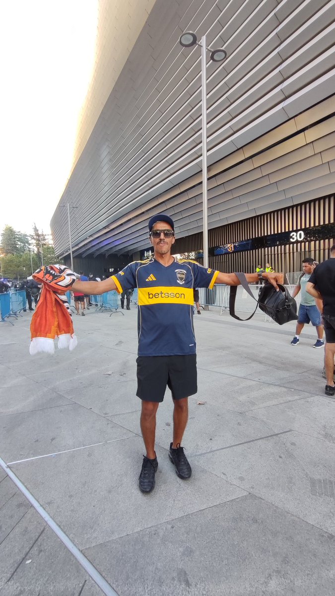 GermanCarrara's tweet photo. Un hincha del Marsella que se vino al Bernabéu para el partido con el Real Madrid por la Champions League con la camiseta de Boca con el 10 de Riquelme. https://t.co/OrMadVMBFd