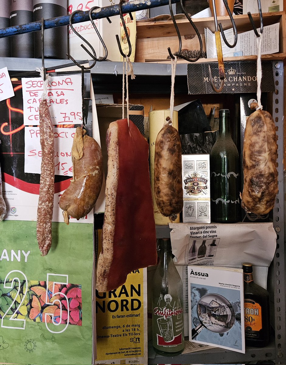 martalluvich's tweet image. Avui dimarts, dia d mercat a Sort trobo q és un bon dia per compartir aquesta foto d casa Joantet
El Pere va comprar el llibre per sa mare
Al llibre parla de tota aquesta gent q el dimarts fa parada i lloc d reunió a la botiga
No puc entendre com no li vaig dedicar un capítol.