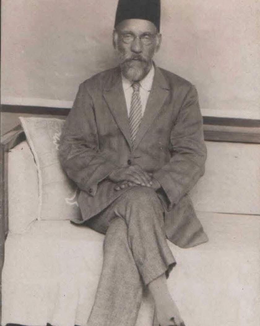 هذا الشاعر  ايضا كان كردي ولكن من شبابه الي  وصل الي الفراش الموت كان من المستعربين وخدم اللغة والثقافة العربية وفي النهاية عرف انه مستعرب كغيره الذين سبقوه  وفي فراش الموت قال(لا تقتلوا الحية ولا العقرب بل اقتلوا الكردي النغل اذا استعرب 😏