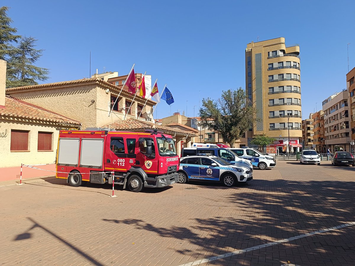 Esta mañana, Nieves Navarro ha acompañado a nuestros mayores en el desayuno por el #DíaDelMayor 💚

Después, ha visitado el retén para agradecer a quienes velan por una #FeriaDeAlbacete segura 🚓👮‍♀️

¡Gracias por cuidarnos!

#UnidasPodemos