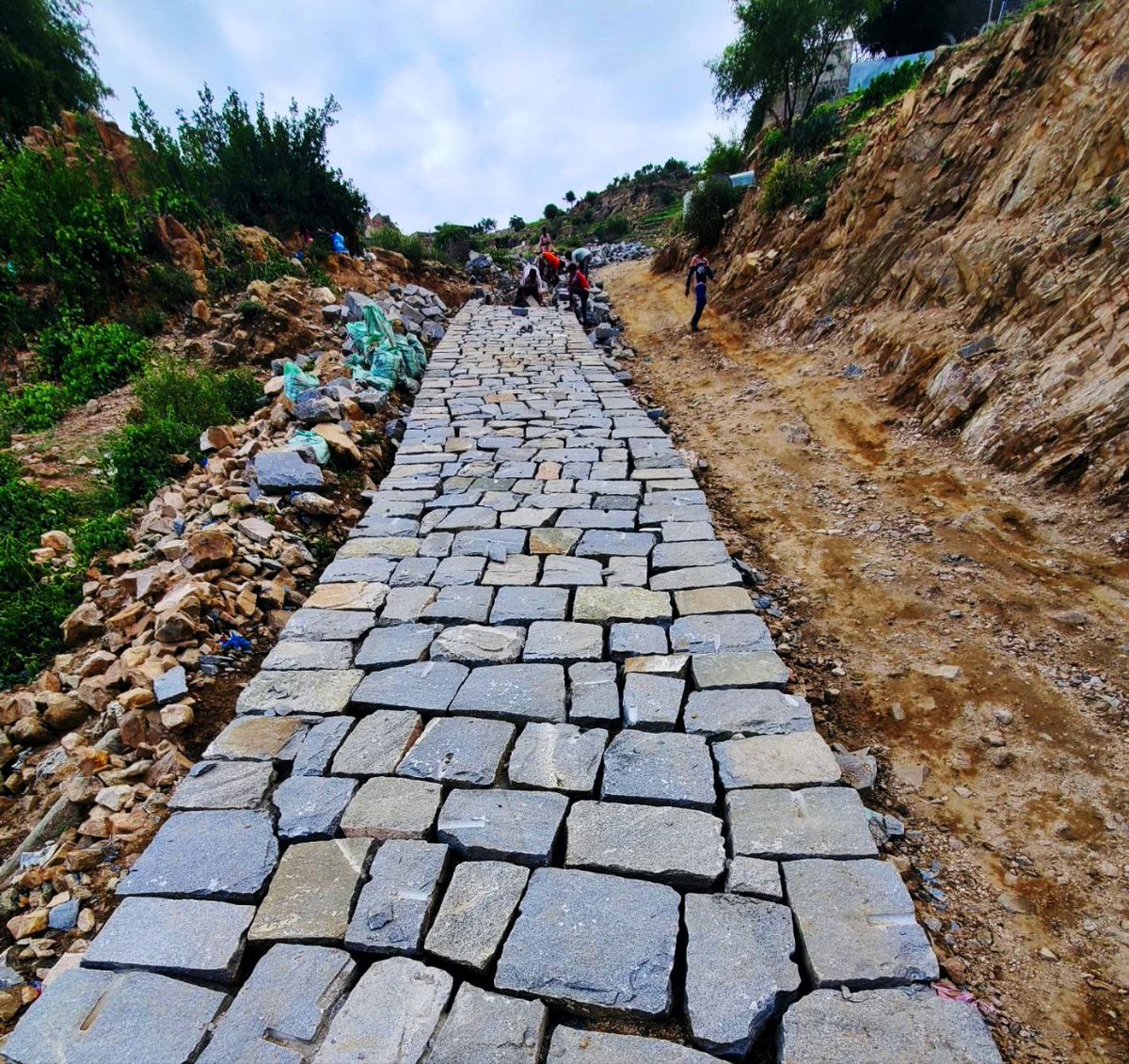 " في القرى البعيدة كُل متر يُرصف، يختصر المعاناة ويفتح المسالك أمام الطلاب والمرضى والمزارعين، ليصبح الطريق شريان حياة يعيد للريف نبضه، ويعزز من فرص التنمية والاستقرار "
عزلة اليوسفين - مديرية القبيطة - محافظة لحج 🇾🇪