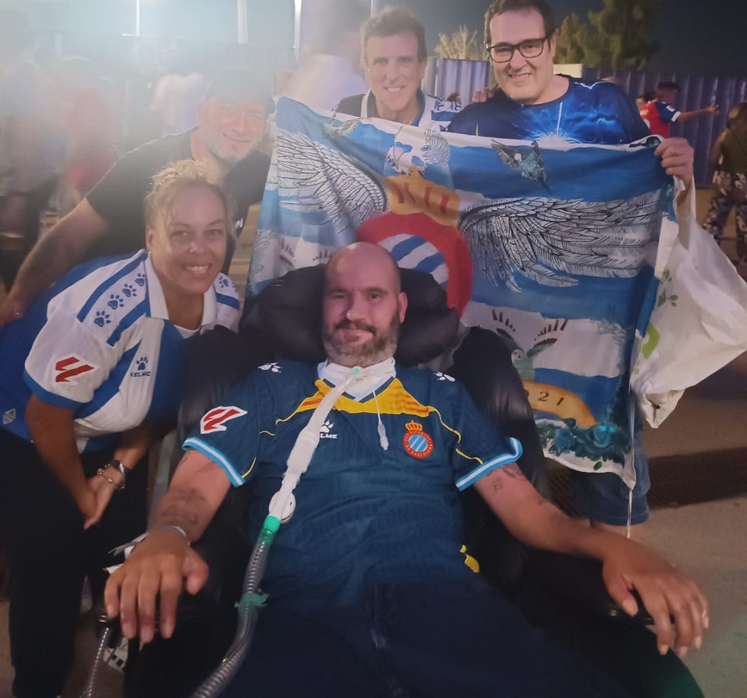 Gobierno de España,Comunidades Autónomas Financien ya La Ley del #ELA !!! 
Un emoción tremenda poder tomarnos una foto con el activista perico y gran defensor infatigable de los enfermos de ELA.
Gracias <a href="/pons_sabate/">Jordi Sabaté Pons</a> por tu simpatía y por las fotos.Suerte <a href="/Pericosvoladors/">@PericosVoladores Oficial</a> #rcde