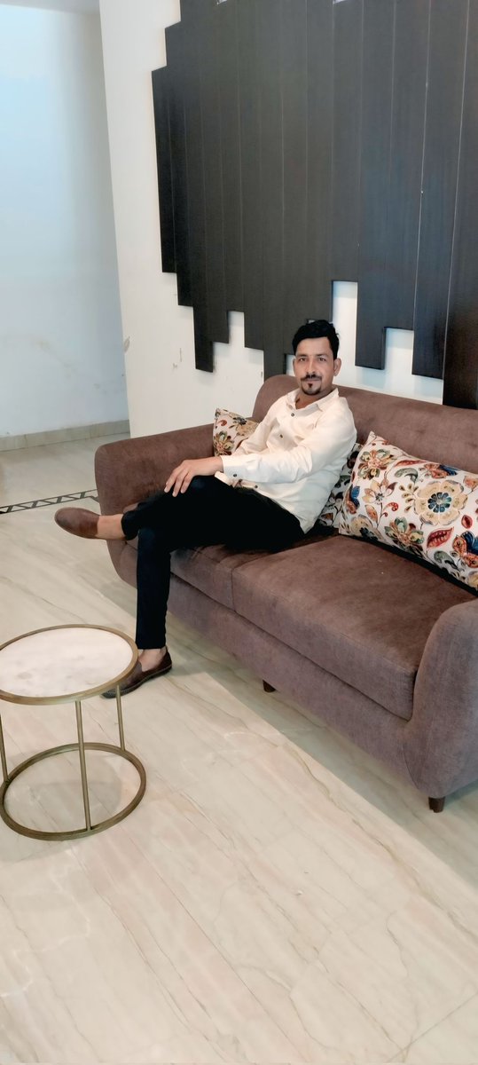 devsinghBechain's tweet photo. DLF phase 1 Gurgaon plaza hotel https://t.co/46Bgd1Ood1