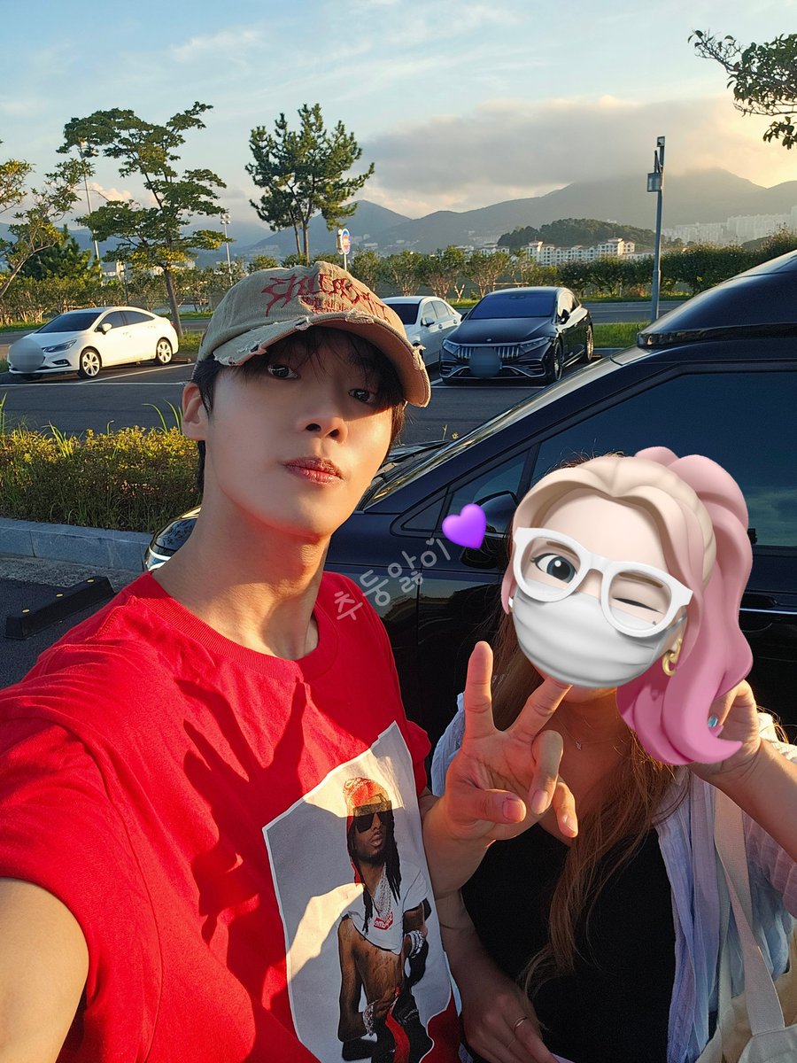 chuchuari_'s tweet image. 나보다 행복한 사람 없을듯
최애 배우 막촬에 셀카라니....심장 부여잡는중..♡