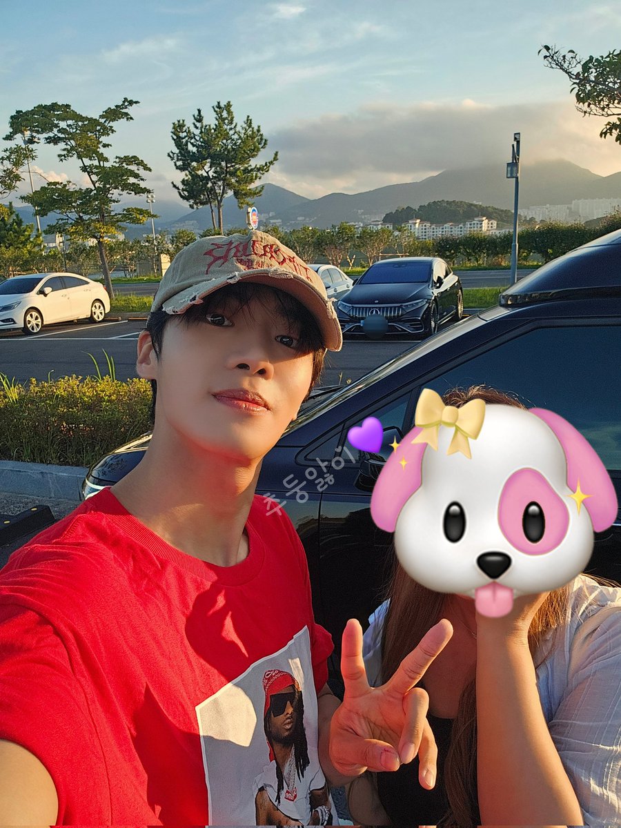 chuchuari_'s tweet image. 나보다 행복한 사람 없을듯
최애 배우 막촬에 셀카라니....심장 부여잡는중..♡