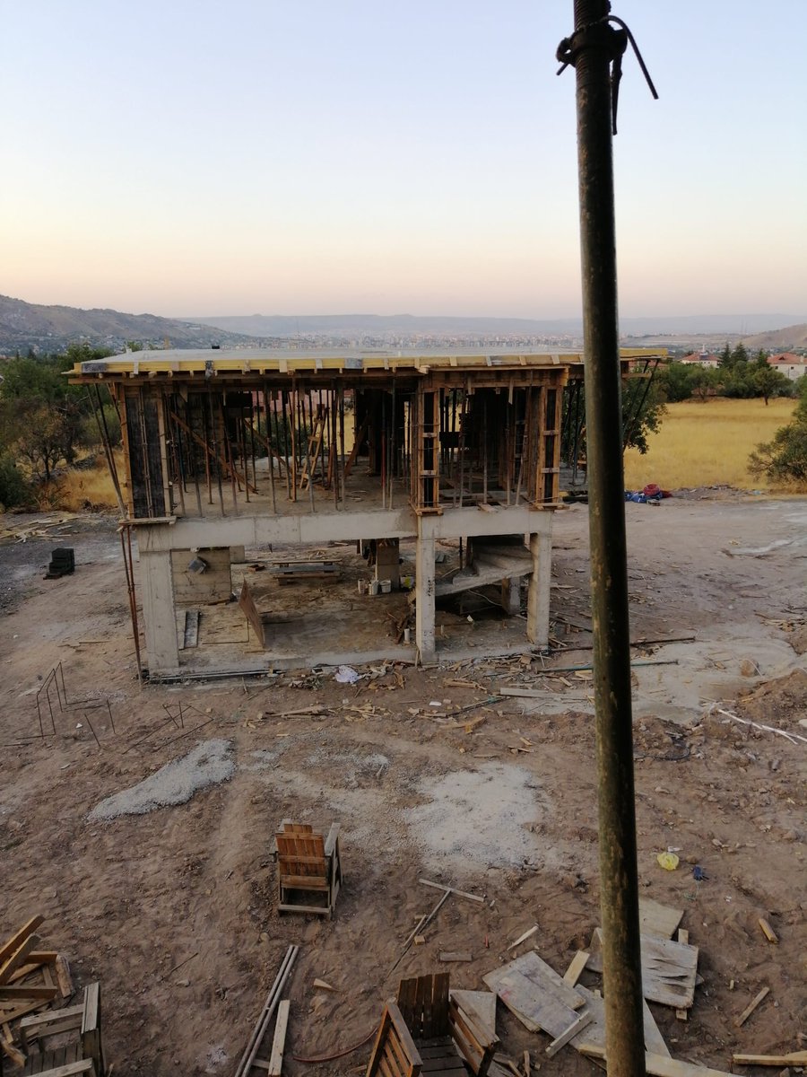 Bazen boş bir sandalye insanın  en büyük eksiğini en büyük kaybını  yüzüne acımasızca vurabiliyormuş.