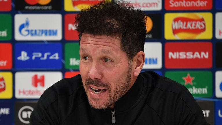 🗣️ دييغو سيميوني:

"ليفربول يلعبون بشكل مباشر، وينتقلون بسرعة كبيرة، يلعبون اللعبة بطريقة بسيطة جداً.

يستخدمون الأطراف بشكل جيد ولديهم مدافع رائع يستطيع تمرير الكرة للأمام ببراعة.

بساطة اللعبة ليست شيئاً يراه الجميع. هذا يوضح مدى اجتهادهم ومدى جودة لاعبيهم."