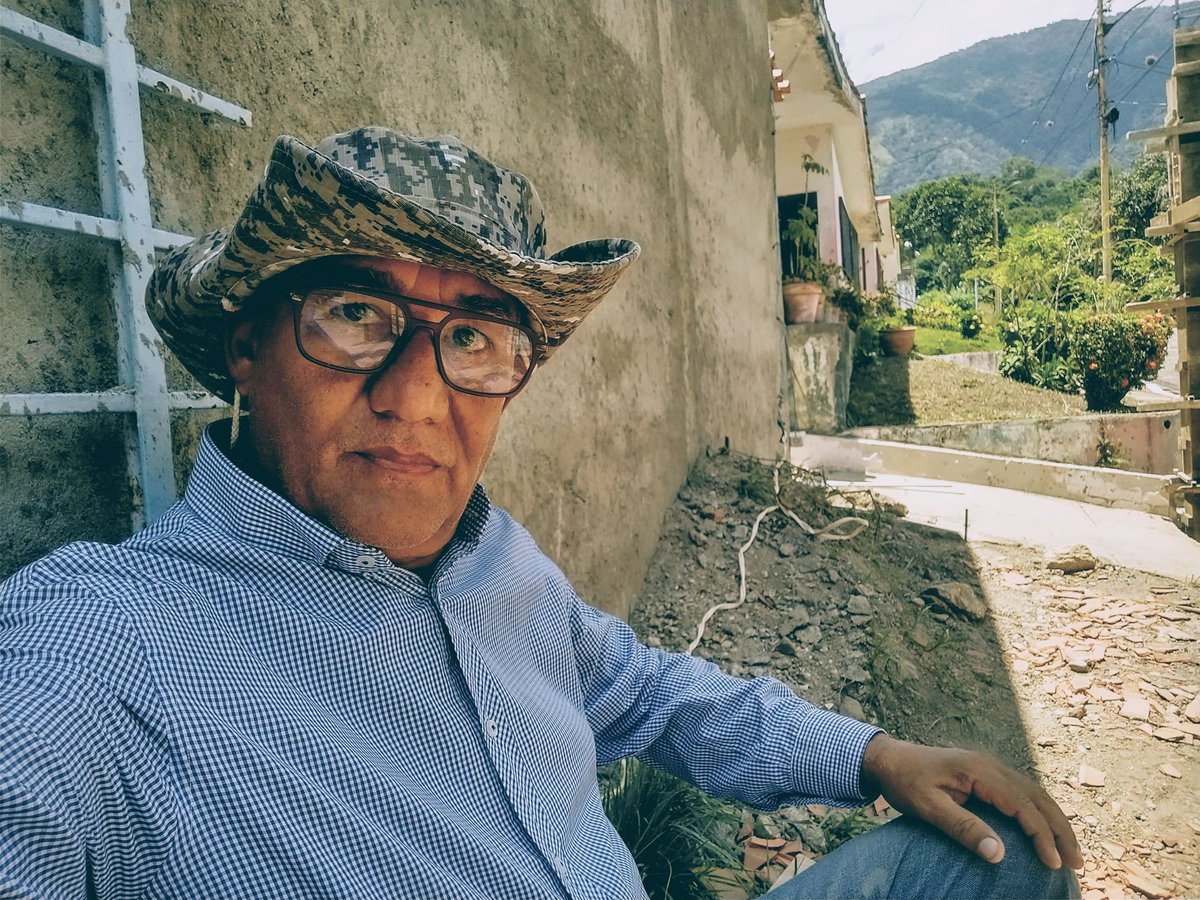 Trabajando, pero el sol y el calor no ayudan. Hoy no hay casco, mejor un sombrero