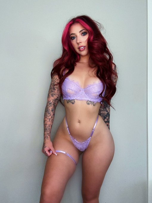 Watch QueenSylvieMarie's leaked NSFW photo on TwXstars