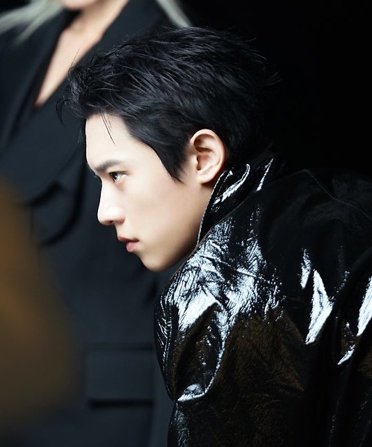 18일 새벽 5시 기차를 타기위해 내일 서울역 노숙을 하게 된 나
.
.
정신나간년이라고 해도 할말 업더요 맞으니까……………. #부국제 가자 제발…