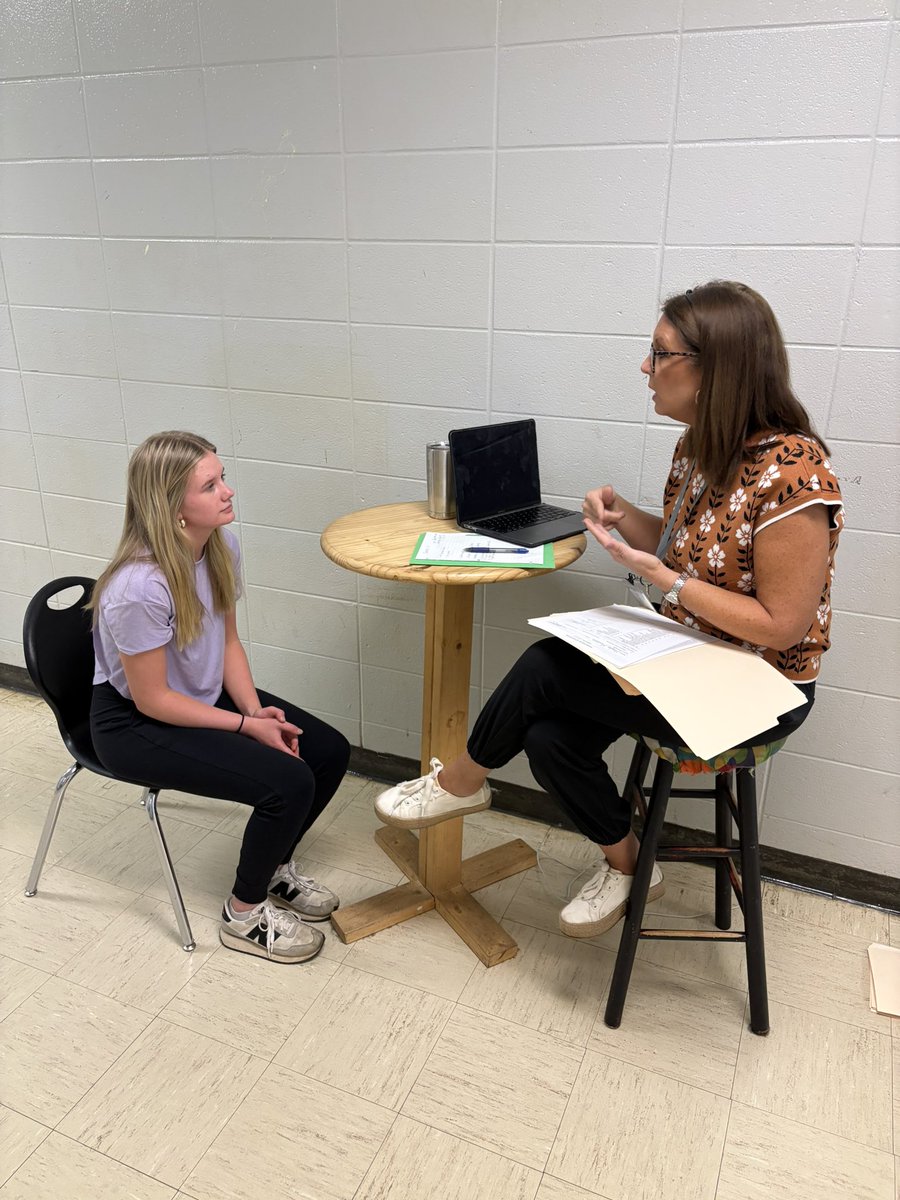 mindistout's tweet image. Working with Juniors today. #careerplans #jobshadows #internships  #988 @MyrtleCenter