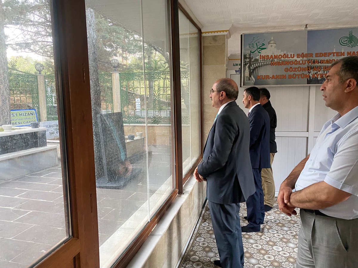 📍Gayda

İlmin ve  irfanın diyarı  #Gayda’y ve Gavs-i Hizani Hazretlerinin kabrini ziyaret ettik. Gayda kahvesinde çaylarından içtik, sakinleri ile hasbıhal ettik. 

Rabbim birlik beraberliğimizi kavi ve daim eylesin. Rabbim #Gazze’yi kurtuluşa erdirsin.