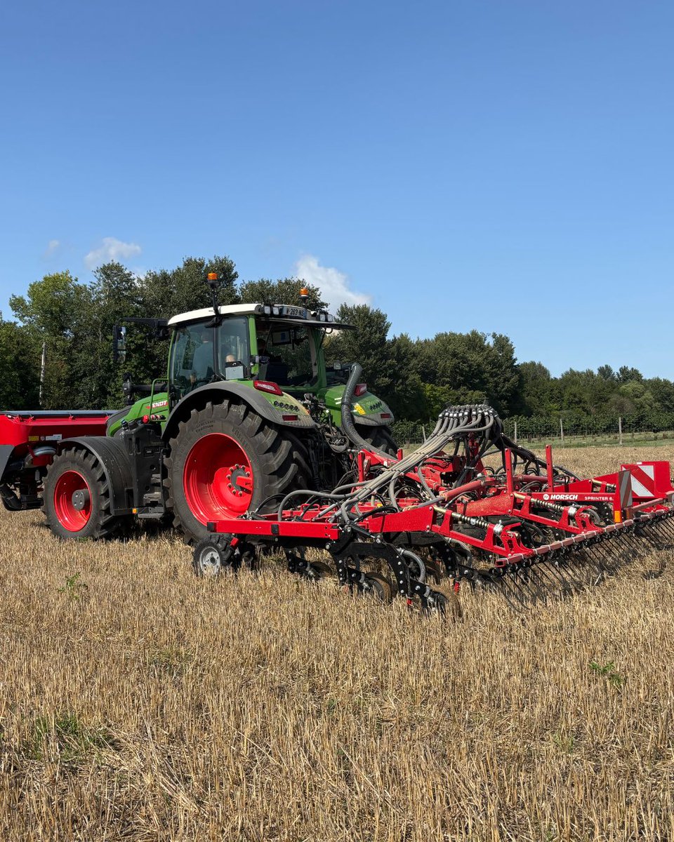 HORSCH_France's tweet image. #horschsprinter #horschpartner #sd 👩‍🌾 Nogent sur Seine 
#semis #direct de #cv au semoir à #dent derriere #blé tout début août 

💡 condition ideale #semis sur #chaume courts et #paille bien broyée.  
 pointe ThinEdge #sillon étroit  + #terre "fine bon contact terre-graine