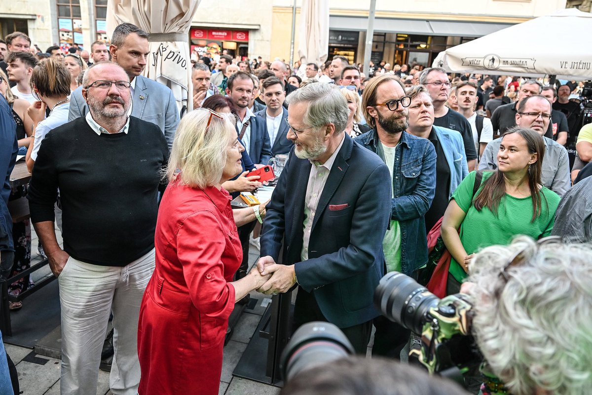 pf_2025_'s tweet photo. Slovensko a Maďarsko je na tom výrazně hůř než ČR. Rusové otevřeně říkají, že jednat nebudou. Petr Fiala to věděl dávno. Proto ho přišly podpořit stovky lidí na iniciativu #PF2025 v Brně. https://t.co/iy8GzF8sVe