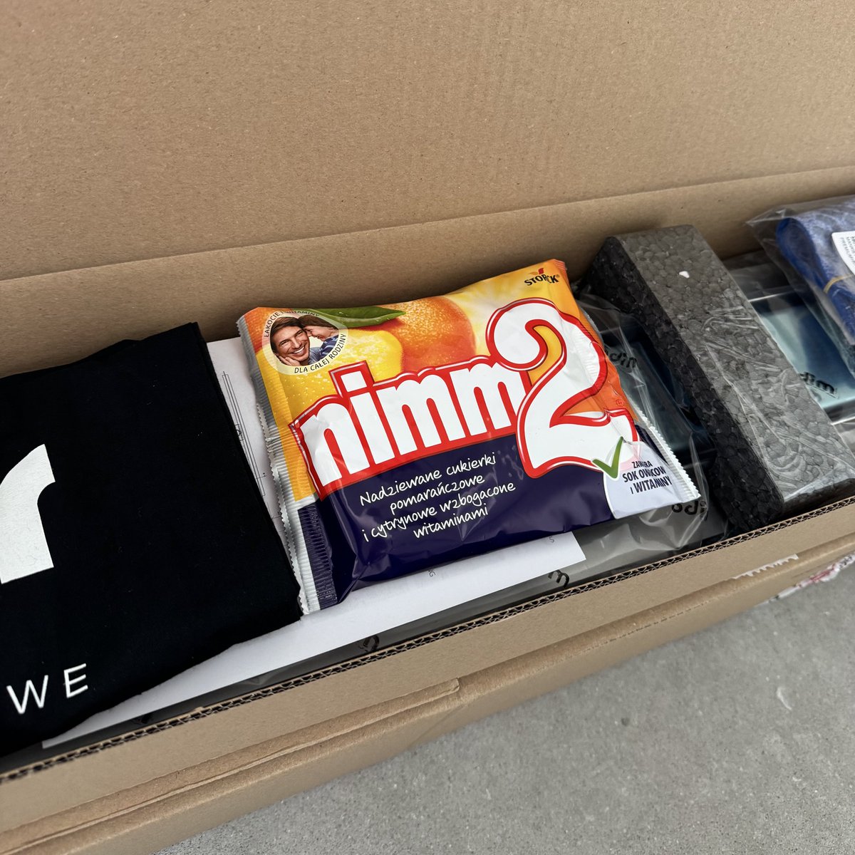 Różne gratisy już człowiek dostawał, ale paczka cukierków w odpływie liniowym pod prysznic jednak zaskoczyła. Solidna firma.