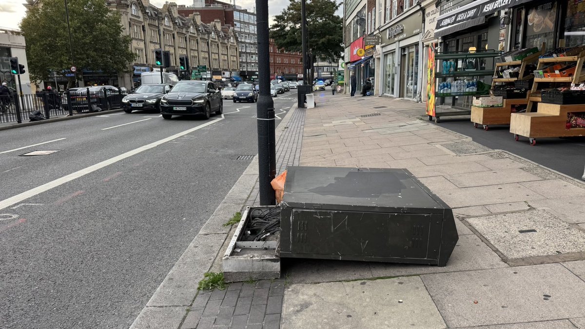 Hi <a href="/CamdenCouncil/">Camden Council</a>, could you please look into this? It has toppled over, so it’s not safe to check who the operator is. It poses a real danger – a child could receive an electric shock at any time. Thank you in advance. 📍12 #FinchleyRoad