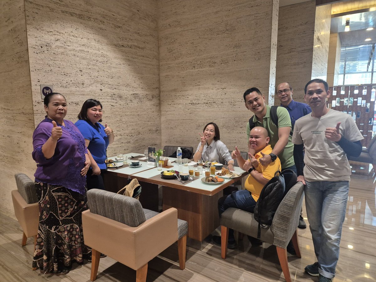 j_juandy's tweet image. Kaget ketika ibu jamu di Grand Mercure masih ngenalin dan bilang sudah lama tdk ketemu. Diajak foto pulak 🤭 Efek dua jam berdiri nunggu 4 flight adalah kaki kram 😅 #worklyfe