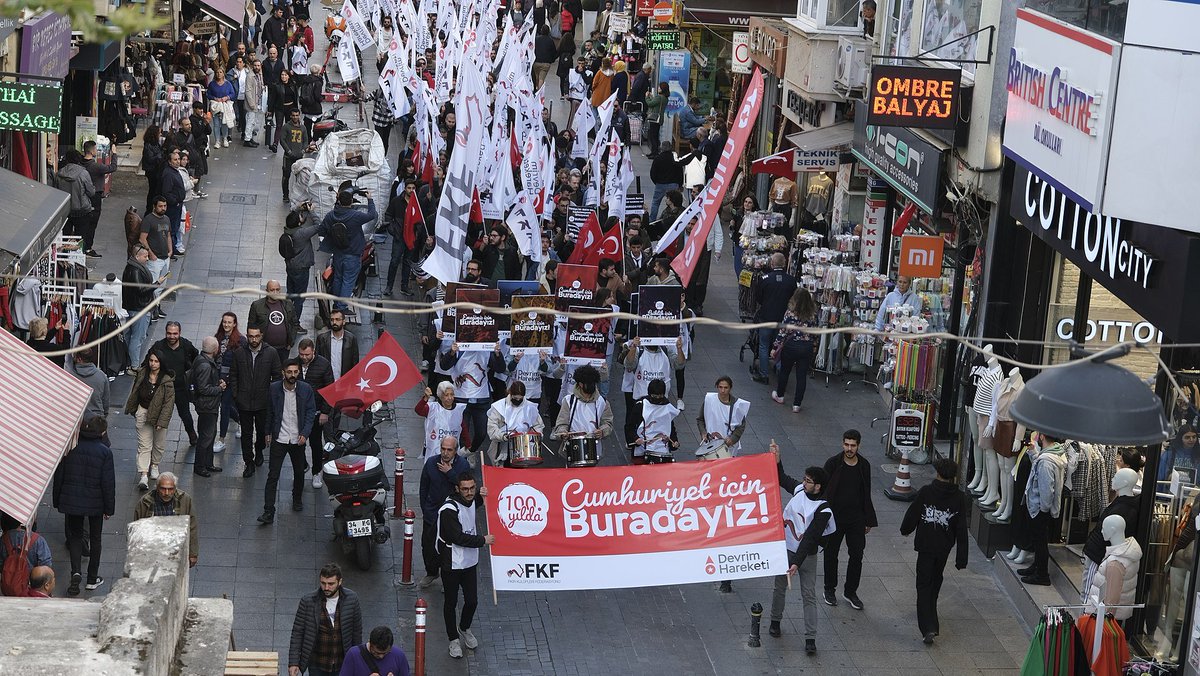 Devrim Hareketi, Devrim Partisi için hazırlanan programın taslak metnini yayınladı. 

'Türkiye Devriminin Programı' adı verilen taslak metin, önümüzdeki haftalarda gerçekleşecek kuruluş toplantılarında tartışılacak ve toplantılarda belirlenen delegelerle oluşacak Devrim Partisi