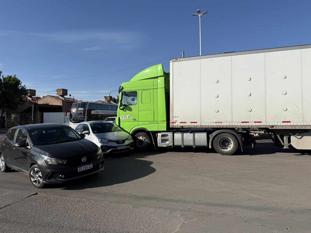Choque debajo del puente de Sarmiento mano hacia el este entre un auto y un camión. Están en el medio de la calzada. No hay personal de tránsito <a href="/LVDiez/">LVDiez</a>