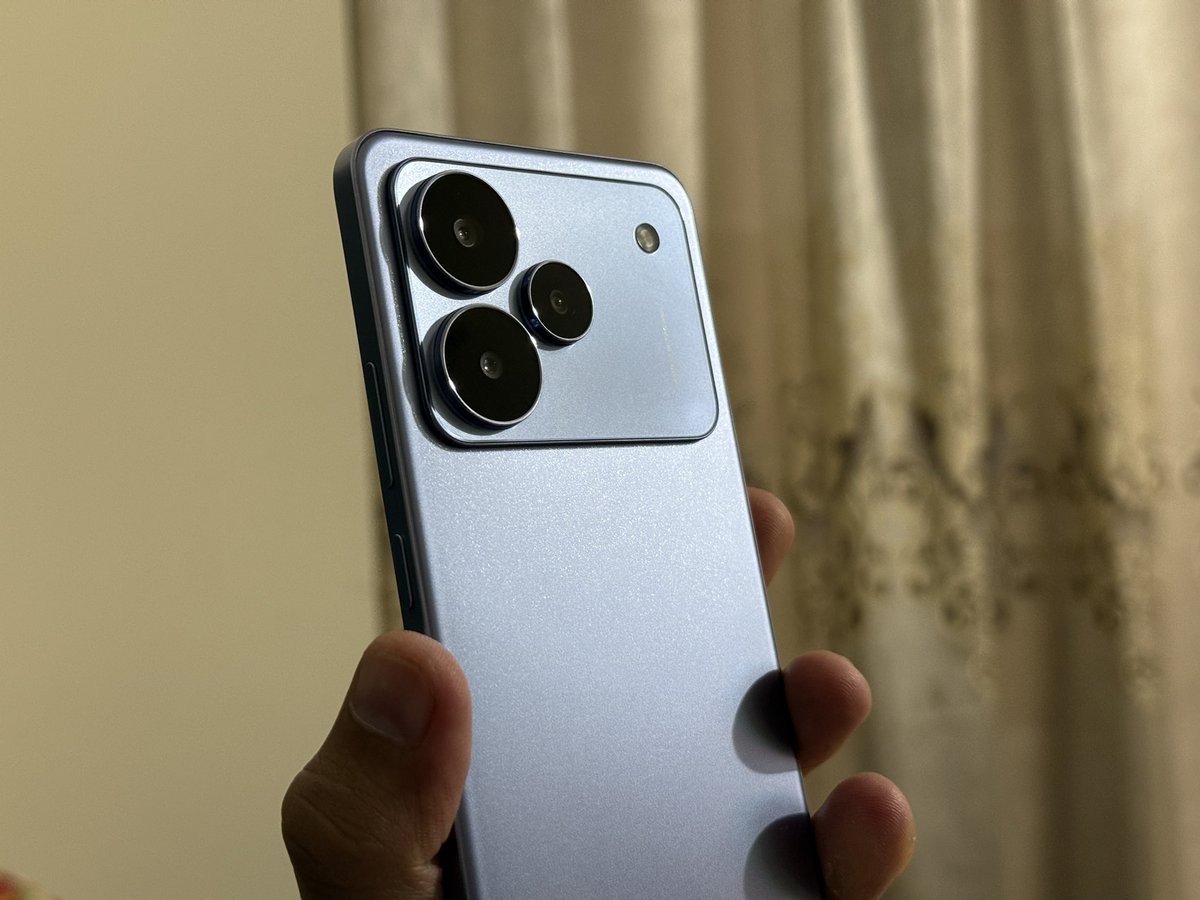 Received the new iPhone 17 Pro Blue 🥹

Koi nahi bolega ye Realme hai… okay !
