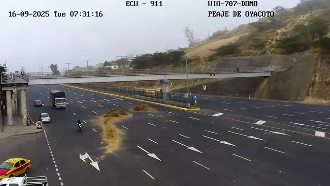 GamaNoticiasEc's tweet photo. Mediante las cámaras 📹 de #VideovigilanciaECU911, se identifica presencia de escombros sobre la vía en el sector de #Oyacoto, a la altura del peaje.  Se coordinó con @PoliciaEcuador.

La vía se encuentra cerrada. 

Se recomienda tomar rutas alternas. https://t.co/ZZ4HekBfsW