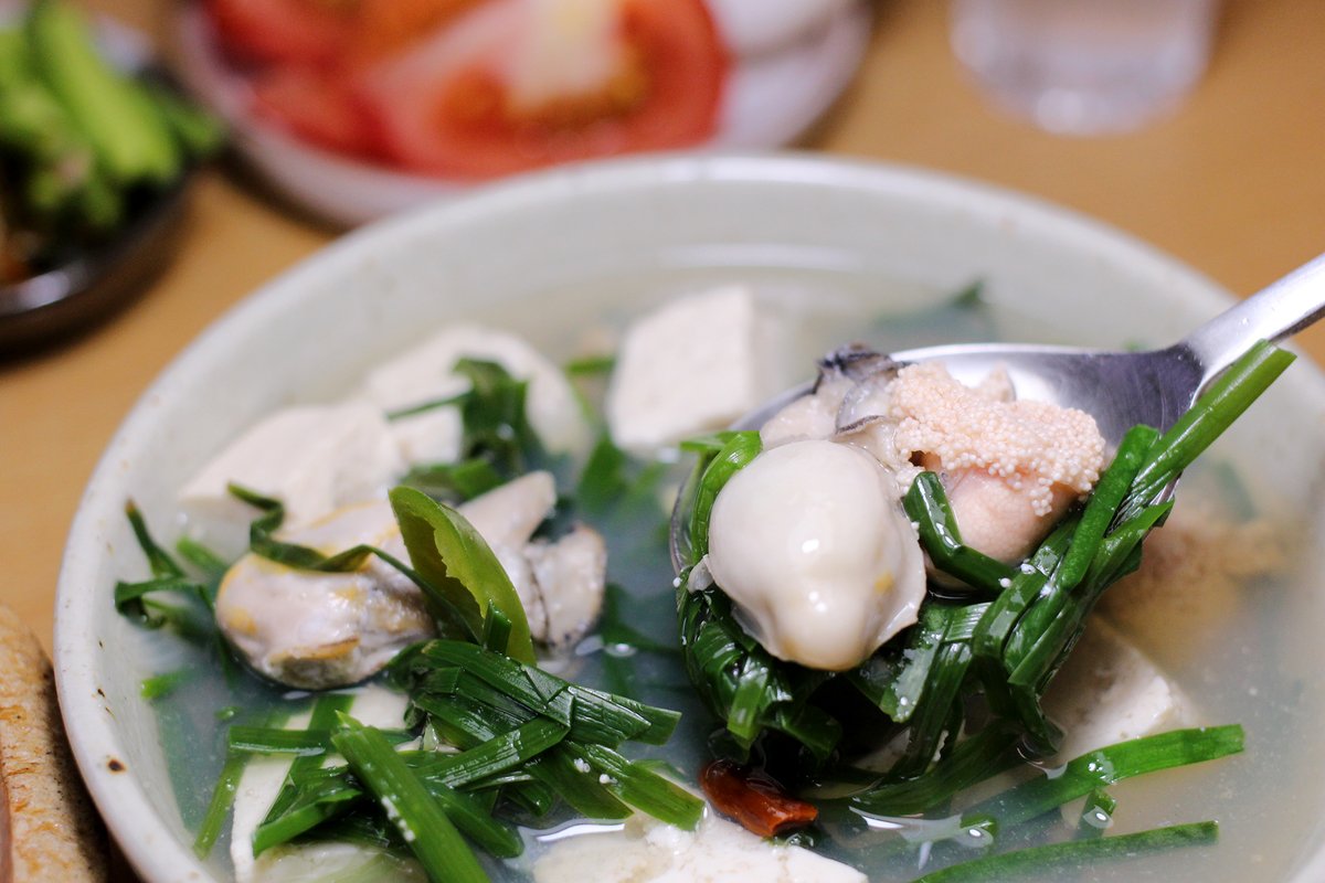 말간 생선조림은 푸근하니 그리운 맛이지요,.
손바닥만한 병어 한마리에
국간장미림고춧가루찔끔 후추톡
마늘 꽁 찧어넣구 10분만 보글보글 땡..
삼삼한게 보드랍구 담담해서는
쌀밥을 마구 부르는 맛은 아니지만은
마음이 가을 밤처럼 차분해집니다. .
밥 챙겨먹어요.,
행복하세요..저도 행복할게요..