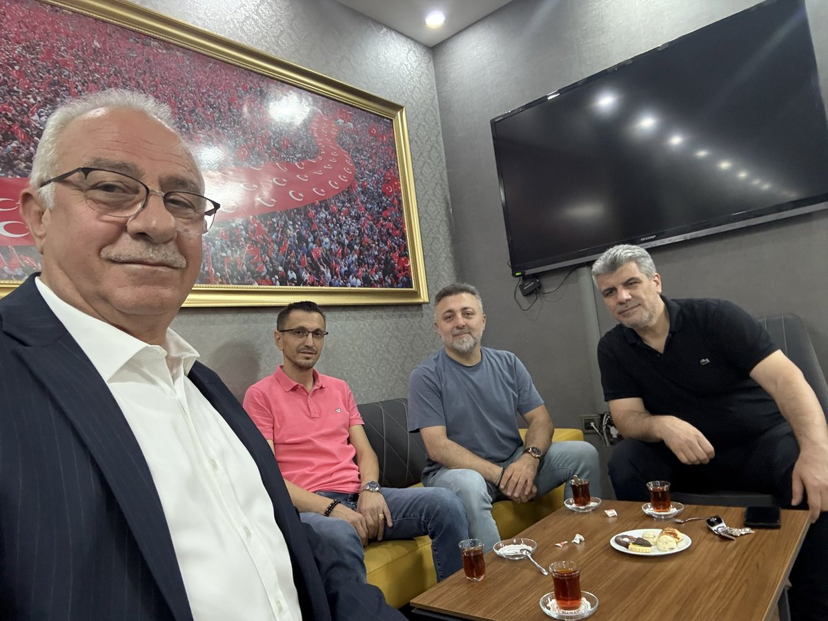 Sultanbeyli AK PARTİ ilçe Başkanlığımızda nöbet görevimde, önceki dönem meclis üyesi arkadaşlarım ziyaretime geldiler. Kendilerine teşekkür ederim.