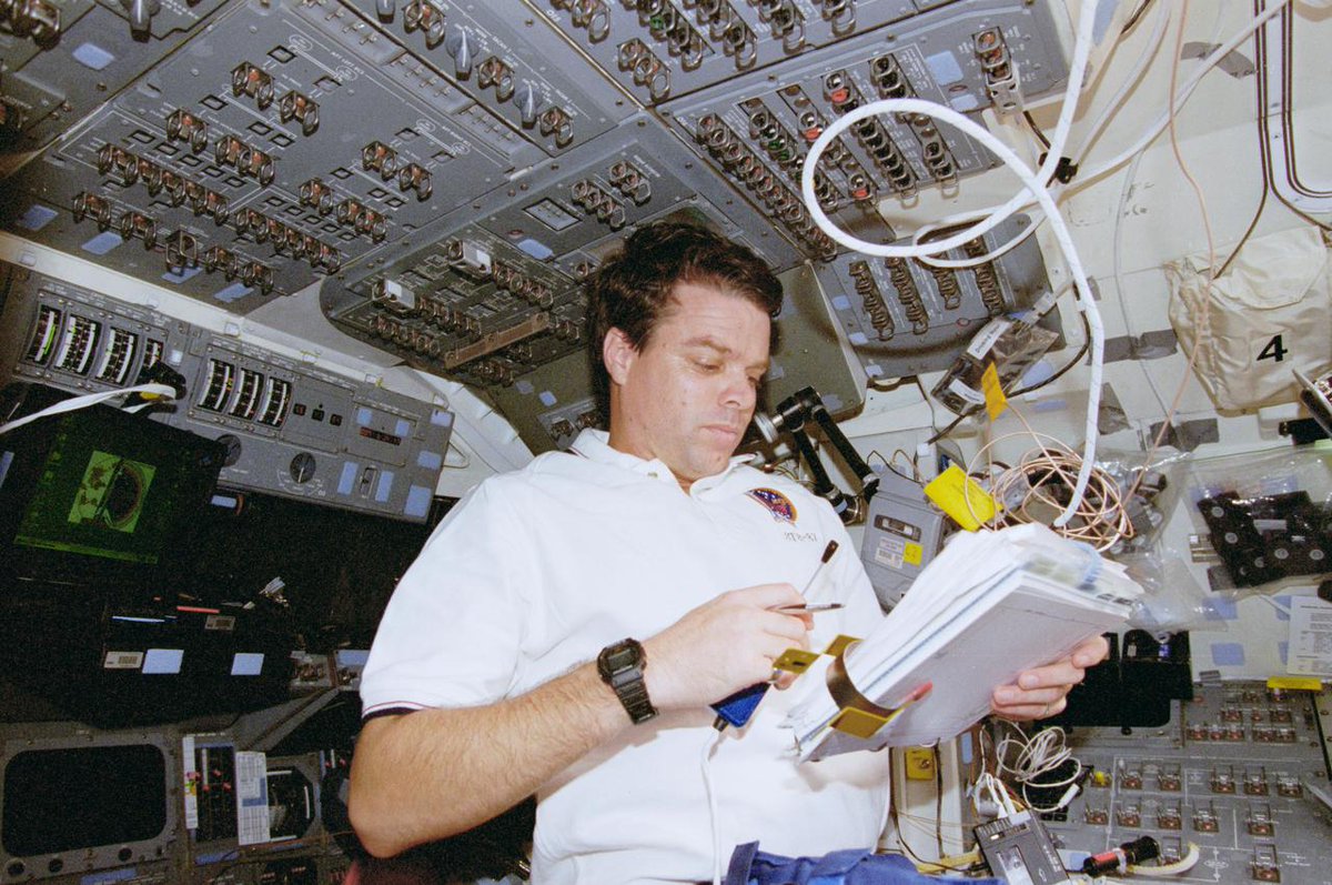 Astro_Cady's tweet image. 🥳🎂 Please join me in extending warm birthday wishes to my friend and fellow "Hog" (@NASA #Astronaut group 14), Kevin Kregel! A decorated @USNavy pilot and a veteran of 4 #SpaceShuttle missions, Kevin served as both a pilot and commander. Here's to many more amazing orbits! 💫
