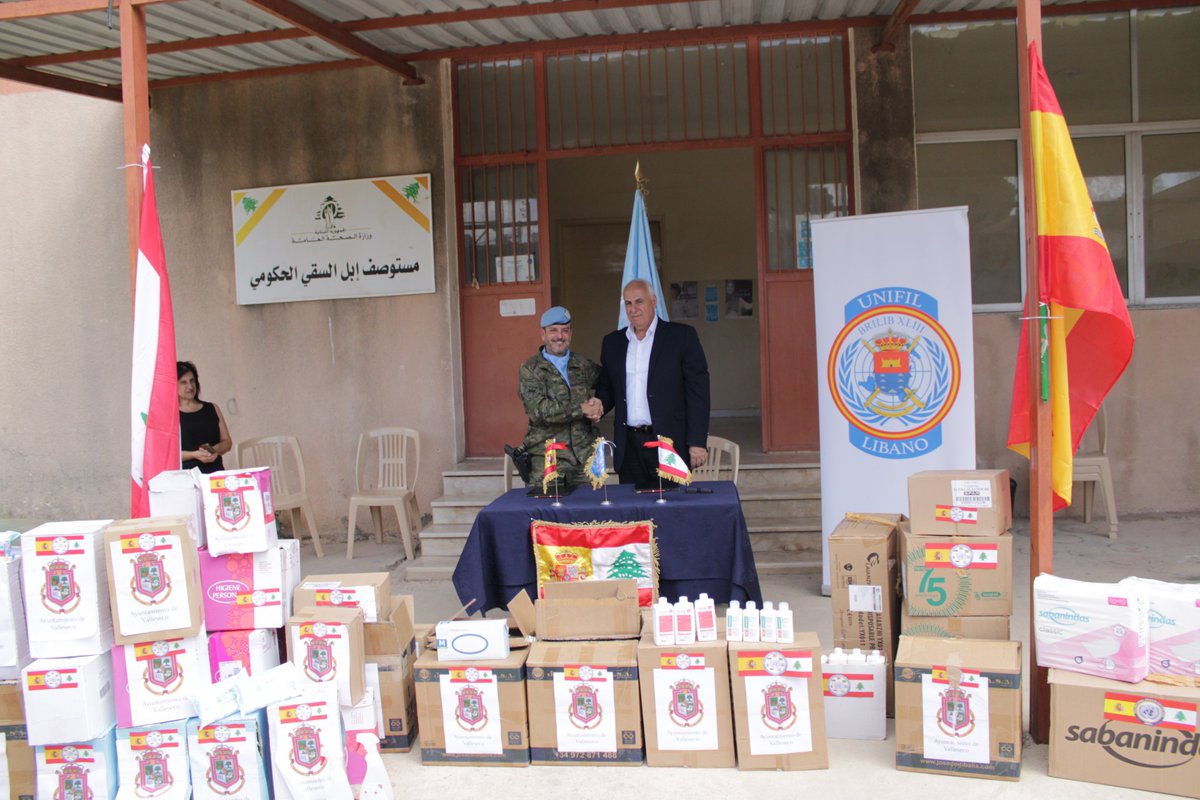 EMADmde's tweet photo. El Sector Este de @UNIFIL_, liderado por España, inaugura un proyecto para fortalecer la educación en Líbano, consistente en mejoras en el colegio público de Ghanduriyah y entrega de material escolar.

Además, la Brigada Líbano XLIII también ha entregado material sanitario en Ebel Es Saqi,  donado por entidades canarias.

#MOPS @EjercitoTierra #BRICANXVI