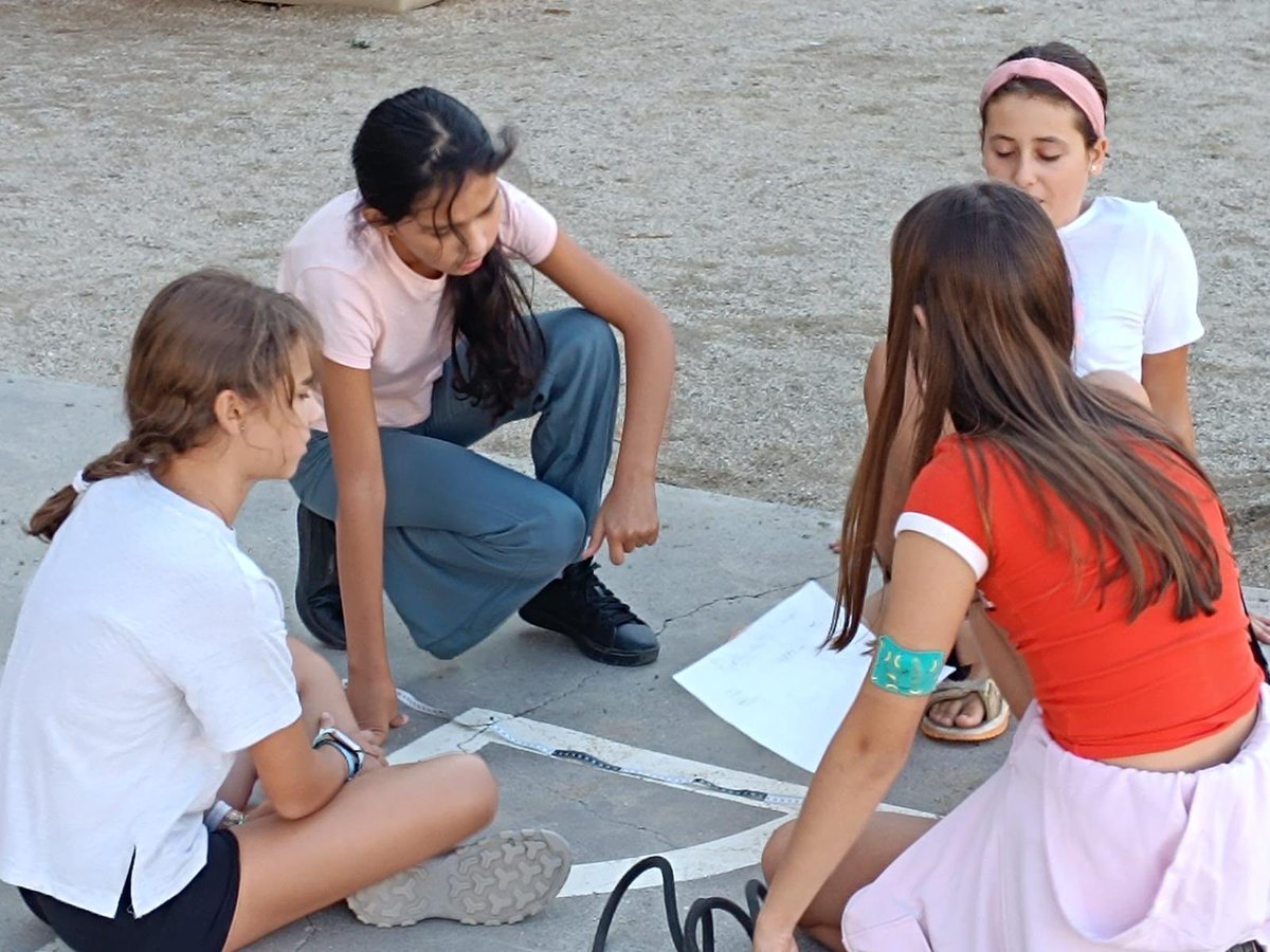 Fins a on arribarem donant voltes al pati? Repte de 6è. Un cop calculat el perímetre de la pista, arribarem fins ens hem proposat??? 🏃‍♂️🏃‍♀️👟