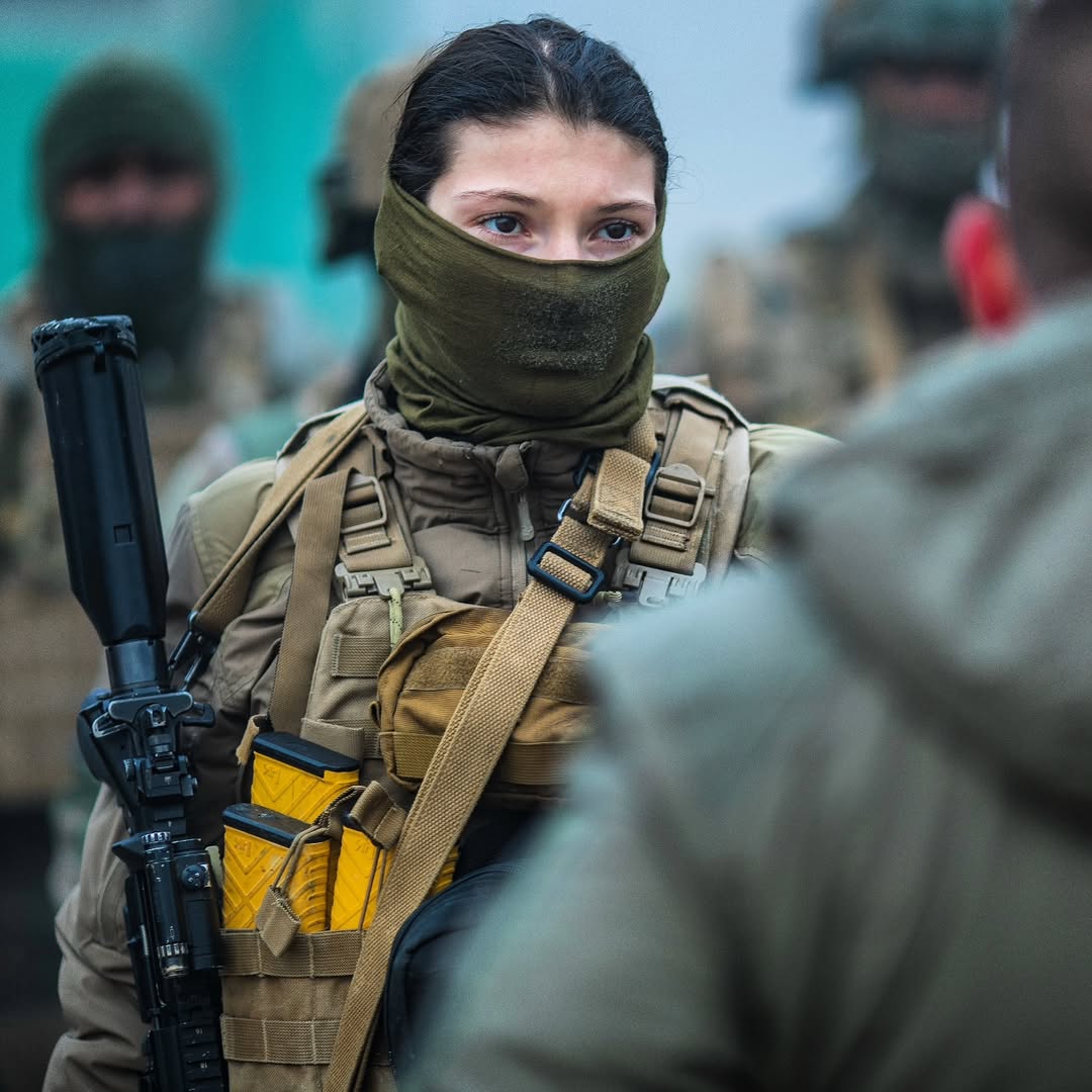 aidefranceukr's tweet photo. Au début de la guerre, la capacité des forces armées ukrainiennes à résister à l’agression barbare russe a été sous-estimée.

Je constate maintenant que des experts et des personnes de toutes catégories sont en train de faire la même chose avec les armées occidentales. À croire que la Russie deviendrait du jour au lendemain une puissance imbattable si l’Europe s’engageait dans un conflit direct avec elle.

L’épisode de l’interception de drones au-dessus du ciel polonais ne prouve rien quant aux véritables capacités militaires de l’Europe. Faut-il rappeler que la Russie a subi plus de pertes au Sahel en une année que la France en dix ans ? N’avez-vous pas confiance en vos armées ?

À titre personnel, et je parle uniquement pour la France, je crois en la capacité des armées françaises, dans le cadre d’une coalition, à tenir tête, voire à infliger une défaite militaire aux forces armées russes.

Ce sentiment de défaitisme généralisé doit cesser !