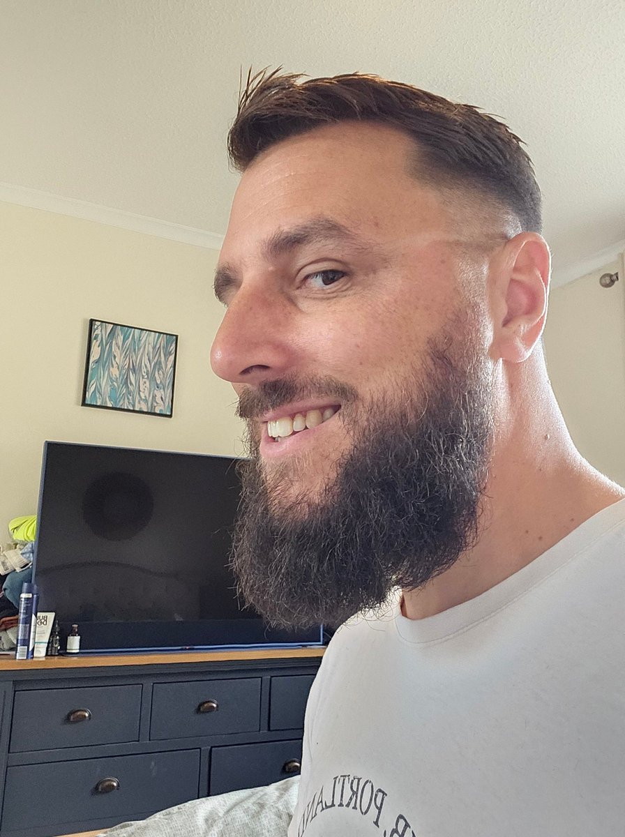 joelfunkman's tweet photo. I was a homeless drug addict, sucking of men in toilets so I could get coins for my next fix. Now thanks to @DWindass10 and @supreme_cbd I've now been 3 weeks sober and lost 6 stone. #MagicInABottle #RIPRickyHatton https://t.co/MP1NVJXhUL