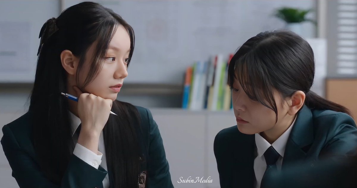 the one with obsessive attachment &amp; the other one with avoidant attachment . 

The way jaeyi caress and stares at Seulgi.