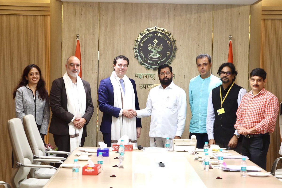 milinddeora's tweet photo. I’m grateful to #Maharashtra DCM @mieknathshinde ji for hosting @TimWattsMP, Australian MP, former Foreign Minister & Special Envoy for Indian Ocean Affairs in #Mumbai & for the opportunity to explore cultural & economic partnerships between Mumbai–Melbourne & Maharashtra–Australia.
@Dev_Fadnavis