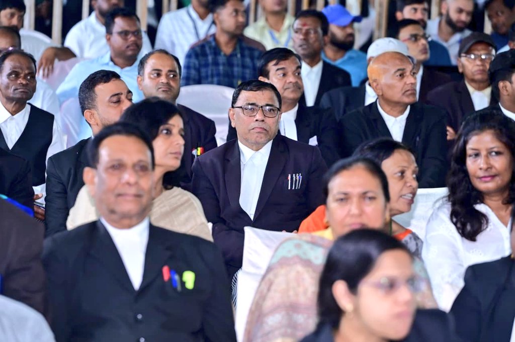 HemantSorenJMM's tweet photo. झारखण्ड देश का ऐसा पहला राज्य है जहां हम अधिवक्ताओं को सम्मान स्वरूप पेंशन देने का काम कर रहे हैं। आज उनके स्वास्थ्य की सुरक्षा, स्टाइपेंड की व्यवस्था, आदि हम कर रहे हैं।
हमें कई बार डिस्ट्रिक्ट कोर्ट और अलग-अलग न्यायालय के परिसर में जाने का मौका मिला, कई जगह स्थिति तो बहुत चिंतनीय रही है। हमारी सोच है कि ऐसे समस्याओं का समाधान त्वरित होना चाहिए।
न्याय व्यवस्था स्वतंत्र रूप से अपने कार्यों में आगे बढ़े इसके लिए राज्य सरकार हर सहयोग करने के लिए कटिबद्ध है।