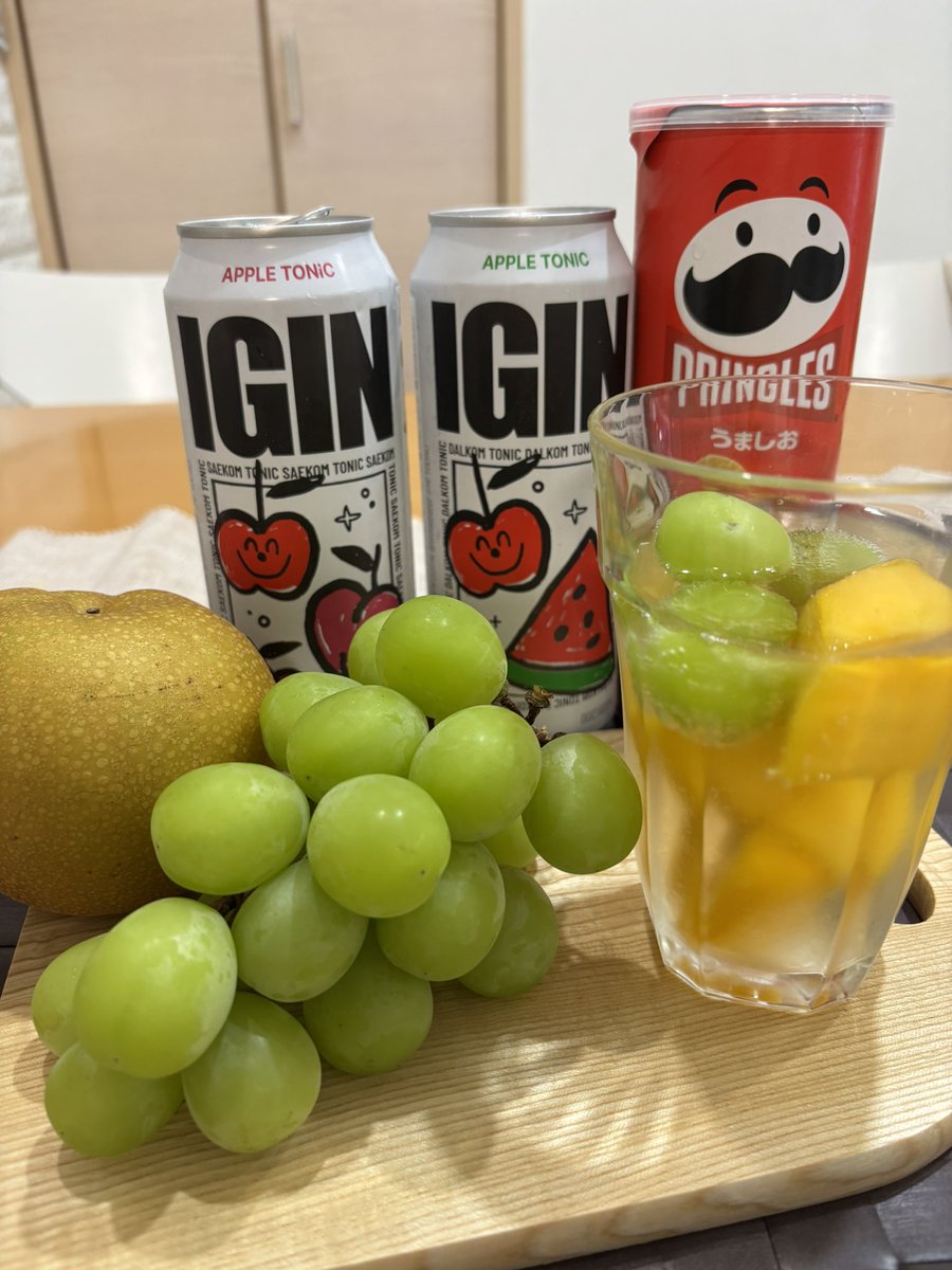 airyoooooko's tweet photo. IGNIポップアップ楽しみ〜🍎✨
(私の誕生日付近という奇跡)
黒ボトル？！
富士山🗻？！
JAPANバージョンを販売してくれるの？！
さすがジンランド🐹✨

今日は冷凍マンゴーとマスカット入れてスモモの方を飲んだよ🍑
冷凍フルーツ合うね👍

https://t.co/6dz70JkuDn

#IGNI https://t.co/gRQocNAgkr