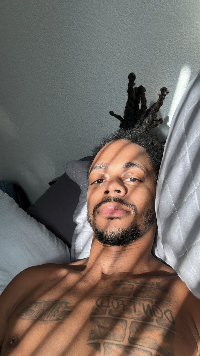 EverythingVRT's tweet image. 2 meetings back to back 

Work day done in 4 hrs can’t complain . 

The light was hitting so I had to capture the moment 🤷🏾‍♂️ #feelingMe