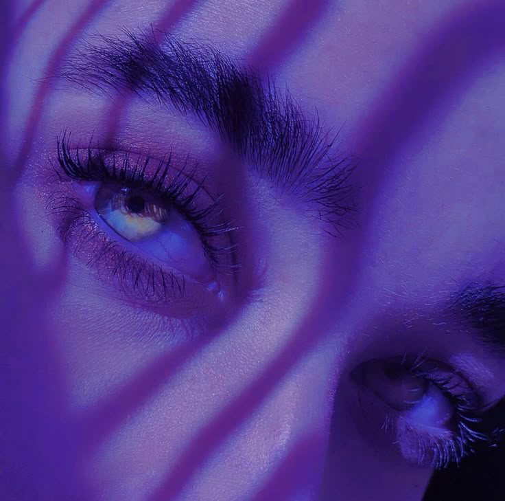 لا يستحق دمعة واحدة منك من استباح حُزنك، وتعمد إيلامك، واستسهل احتراقك، وصمَّ مسامع قلبه عن خيبة روحك في بقاءه🫟🪻