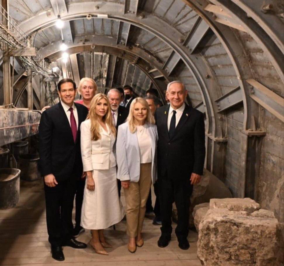 402 yıl biz oradaydık, siz yoktunuz.
Biz yine geleceğiz, siz yine olmayacaksınız!

(Netanyahu:  “1997’de Mesut Yılmaz’dan Kudüs’ün Yahudi şehri olduğunu kanıtlayan eseri istedim. ‘Veremem, Erdoğan diye bir İslamcı İstanbul Belediye Başkanı var, seçmenini kızdırırız’ dedi.)