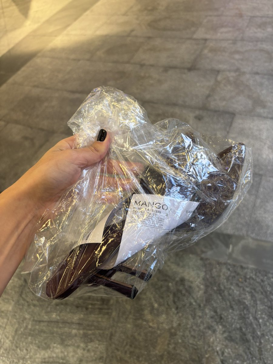 Aybukesamiloglu's tweet photo. @kanyon_da #Mango online ürünü bu şekilde mi teslim ediyorsunuz?! Bari bir poşet verin dediğimde ücret isteyen görevli istediğim yere şikayet edebileceğimi özellikle belirtmişti.. Tavsiyenize uyup başlıyorum teşekkürler https://t.co/1jcSGodvqu