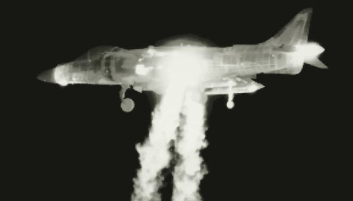 دفاعاتُنا الجوية تتصدى في هذه الأثناء للطائرات الإسرائيلية التي تشن عدواناً على بلدنا