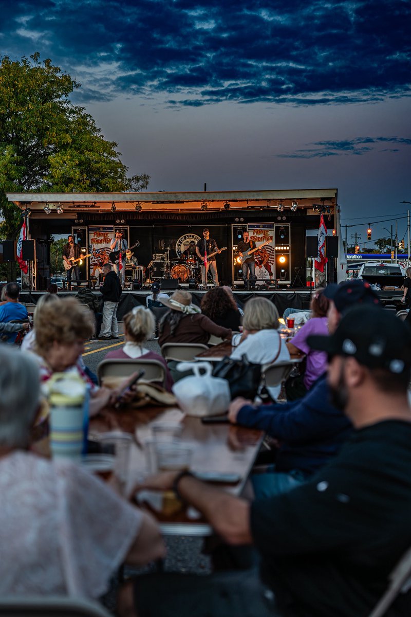 Made in Michigan festival in the city of Allen Park. Paint the park mural installations, 100+ venders, live music, food trucks, craft beer, &amp; kid activity zone. 

#allenpark @puremichigan #MadelnMichiganFestival #DowntownAllenPark #puremichigan #Festivales
