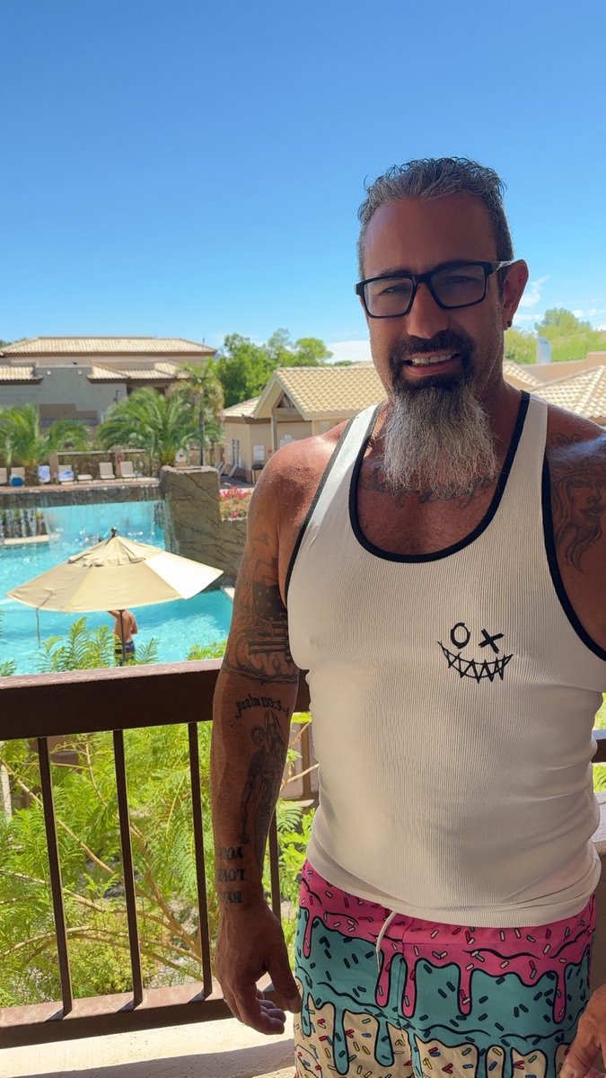 Sun’s out, beard’s out ☀️😈
Poolside or bedside… either way, I know how to keep it hot. Who’s ready to get wet?