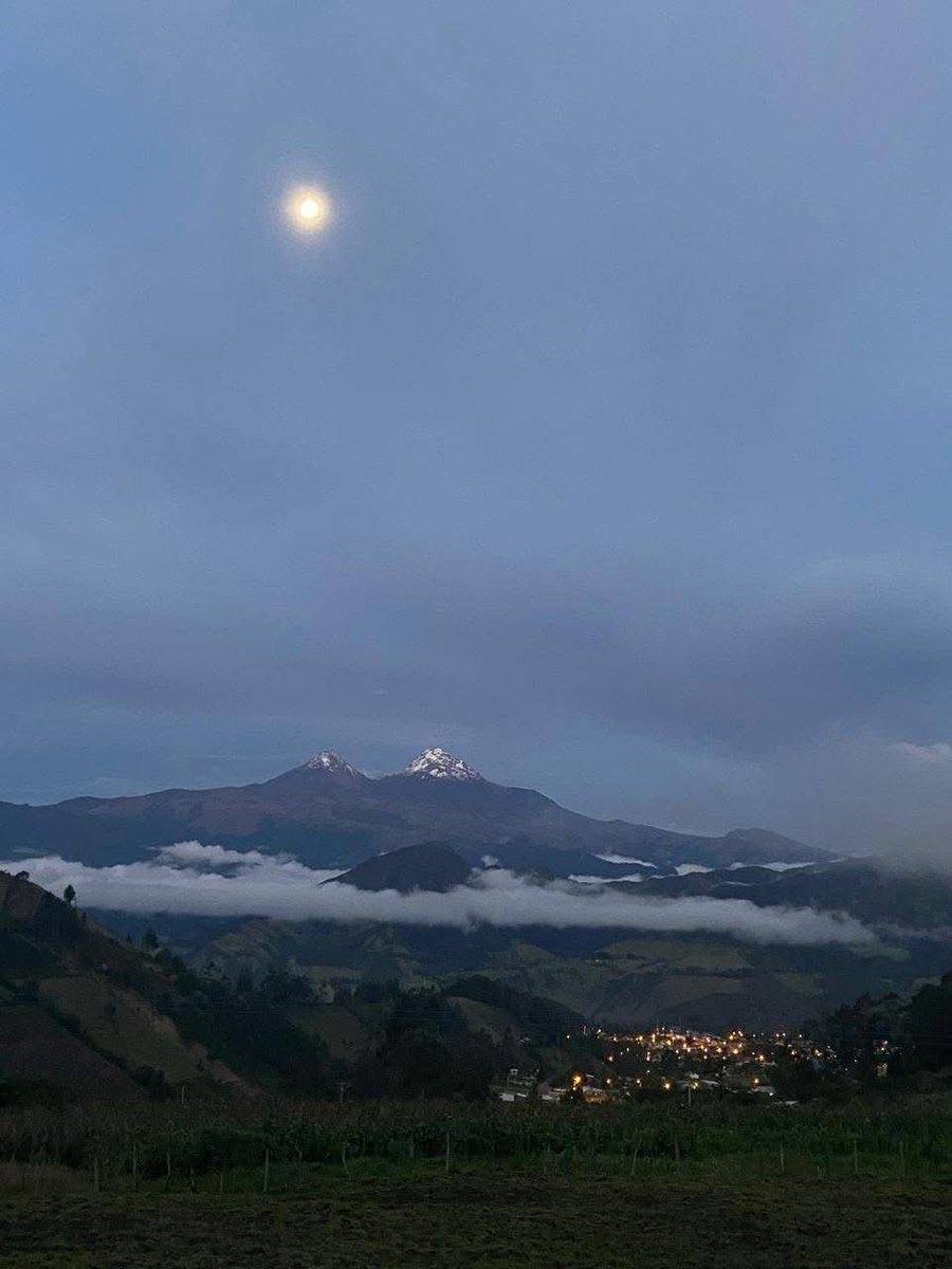 Mirando los Ilinizas en el amanecer de un nuevo día en Ecuador.