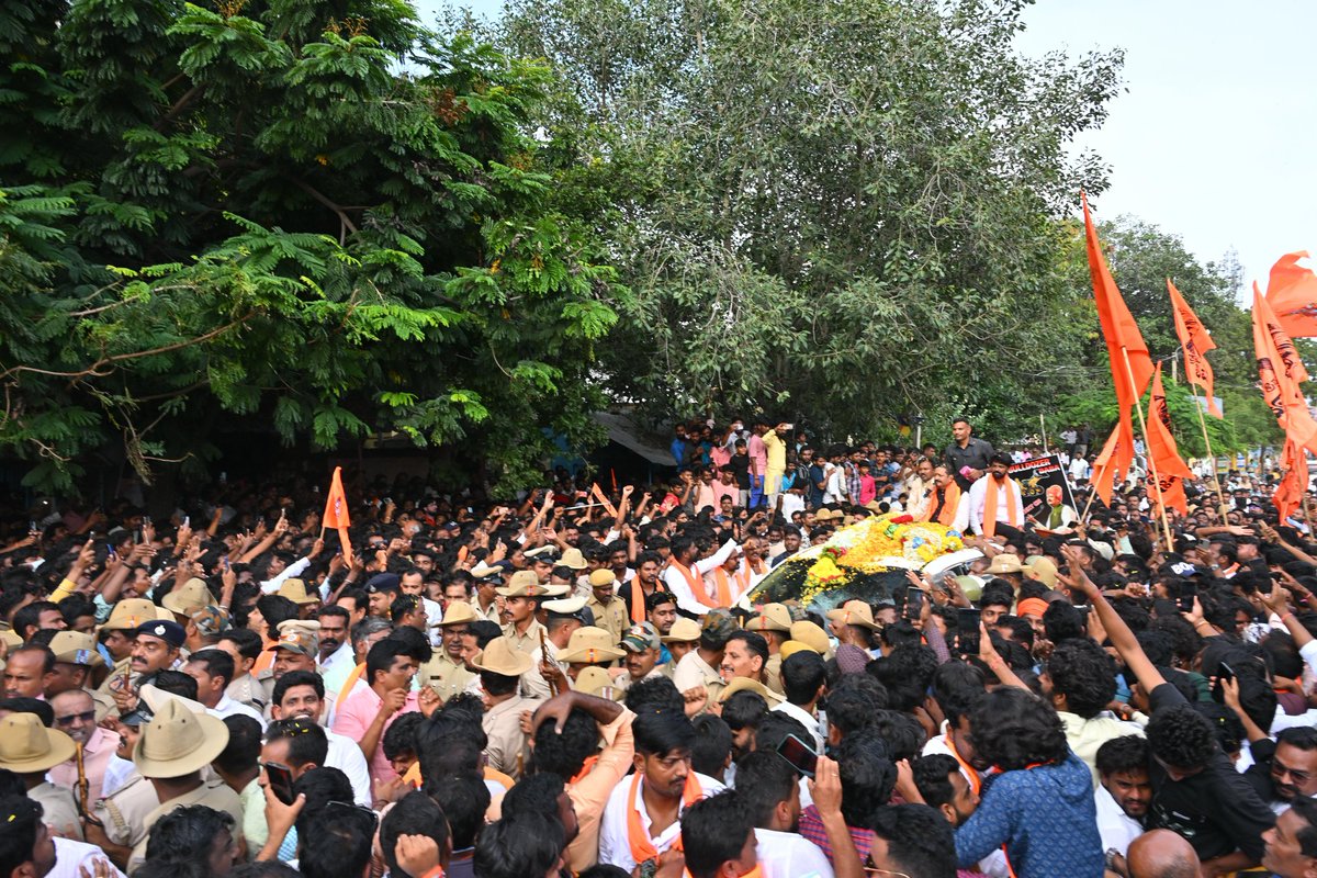 BasanagoudaBJP's tweet photo. ಕೊಪ್ಪಳ ಜಿಲ್ಲೆಯ ಗಂಗಾವತಿ ಪಟ್ಟಣದ ಡಾ.ಬಾಬು ಜಗಜೀವನ ರಾಮ್ ವೃತ್ತದಲ್ಲಿ ಶ್ರೀ ವಿಜಯವೃಂದ ಯುವಕ ಸಂಘದಿಂದ ಪ್ರತಿಷ್ಠಾಪಿಸಲಾದ ಗಂಗಾವತಿ ಕಾ ಮಹಾರಾಜ್ ಗಣೇಶ ವಿಸರ್ಜನೆ ಅಂಗವಾಗಿ ಹಮ್ಮಿಕೊಳ್ಳಲಾದ ಬೃಹತ್ ಶೋಭಾಯಾತ್ರೆ ಕಾರ್ಯಕ್ರಮದಲ್ಲಿ ಇಂದು ಭಾಗವಹಿಸಿ ಮಾತನಾಡಿದೆ.
ಇದಕ್ಕೂ ಮೊದಲು ಸಹಸ್ರಾರು ಸಂಖ್ಯೆಯಲ್ಲಿ ಹಿಂದೂ ಕಾರ್ಯಕರ್ತರು, ಅಭಿಮಾನಿಗಳು ಹೂ ಮಳೆ ಸುರಿಸಿ ಅದ್ದೂರಿಯಿಂದ ಪಟ್ಟಣಕ್ಕೆ ಸ್ವಾಗತಿಸಿ, ಮೆರವಣಿಗೆ ಮೂಲಕ ವೇದಿಕೆಗೆ ಕರೆದೊಯ್ದು ಅಭಿಮಾನ ಮೆರೆದ ಪ್ರತಿಯೊಬ್ಬರಿಗೂ ಹೃದಯ ಪೂರ್ವಕ ಧನ್ಯವಾದಗಳು.
ಈ ಬೃಹತ್ ಶೋಭಾಯಾತ್ರೆಯಲ್ಲಿ ಮುಖಂಡರು, ಹಿತೈಷಿಗಳು, ಗಣೇಶನ ಆರಾಧಕರು, ಹಿಂದೂ ಬಾಂಧವರು ಸಹಸ್ರಾರು ಸಂಖ್ಯೆಯಲ್ಲಿ ಜಮಾಯಿಸಿದ್ದರು.