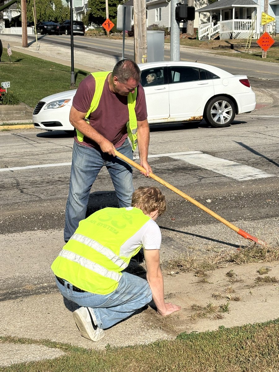 Downtown cleanup! Student Council, NHS, SADD,  Seminar, and CBI working hard!