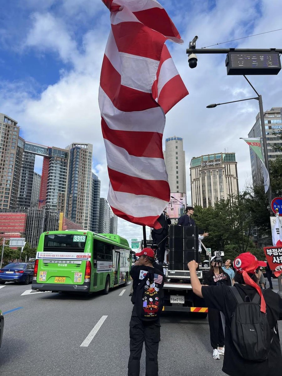 Healthy1302's tweet photo. 🇰🇷🇺🇸 Charlie Kirk’s legacy lives in Korea & 🇺🇸. We are Charlie Kirk. #WeAreCharlieKirk #FreedomTogether #KORUSAlliance @freeuniv_x https://t.co/gBWWXBzVRL