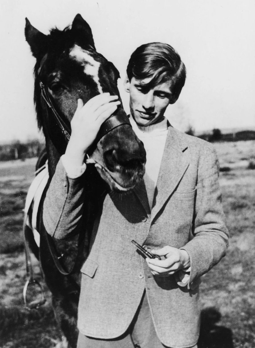 »Denn nichts ist schöner, als die Freiheit des Gedankens und die Selbstständigkeit des eigenen Willens, wenn man sie nicht fürchtet. Hier versucht man, uns sie zu rauben, aber das wird ihnen nicht gelingen!«

Alexander Schmorell, Mitgründer der Weißen Rose, ermordet am 13.7. 1943